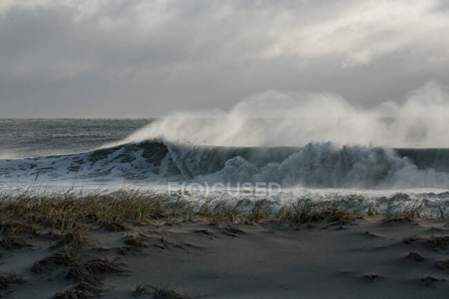 Tiro cênico do oceano tempestuoso no dia nublado — Fotografia de Stock