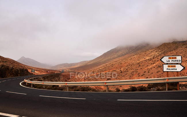 Дорога через горный ландшафт, Фуэртевентура, Канарские острова, Испания — стоковое фото