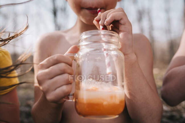 Крупный план мальчика, наслаждающегося летним напитком — стоковое фото