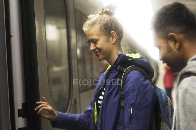 Couple standing on platform about to get on a train — Stock Photo