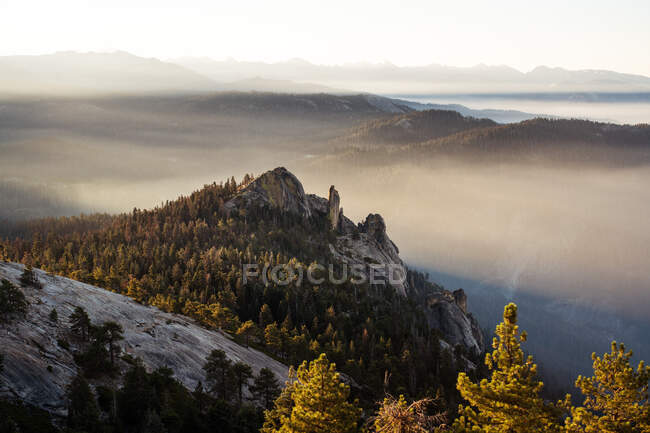 Bellissimo paesaggio con una catena montuosa sullo sfondo — Foto stock