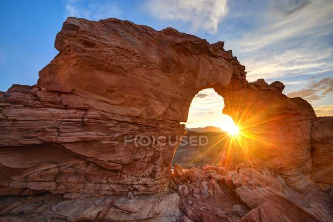 Vista panorâmica do pôr do sol através do arco de Arsenic perto de Hanksville, Utah, América, EUA — Fotografia de Stock