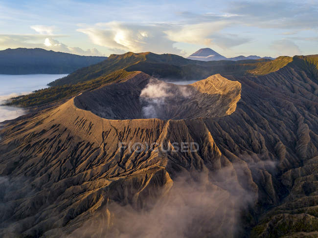 Salida del sol en el Parque Nacional Bromo Tengger Semeru en Java Oriental, Indonesia, tomada con el dji Mavic Pro Platinum. Nubes bajas visibles alrededor del cráter Mount Bromo . - foto de stock