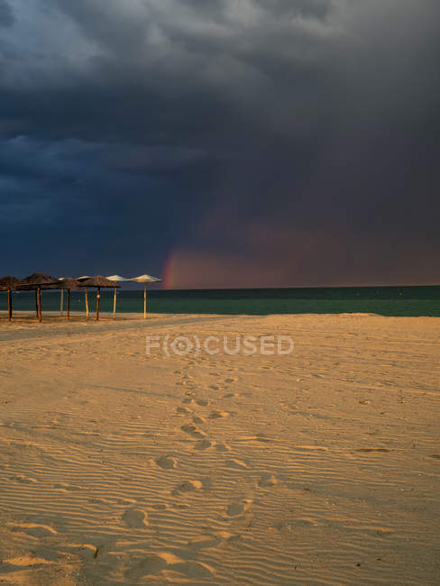 Vista panorámica del arco iris sobre la playa al atardecer, Grecia - foto de stock