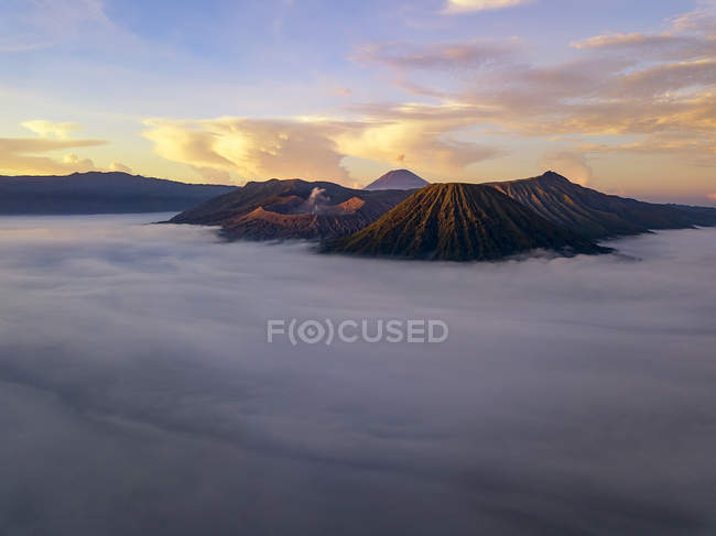 Alba al Bromo Tengger Semeru National Park a East Java, Indonesia scattata con un drone. Nuvole basse visibili intorno al cratere Mount Bromo
. — Foto stock