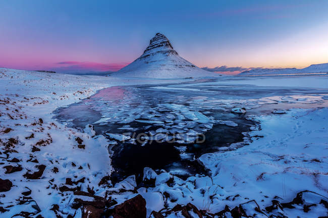 The picturesque sunset over landscapes and waterfalls. Kirkjufell mountain,Iceland — Stock Photo
