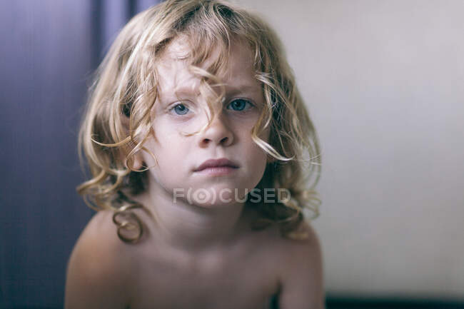 Retrato de un chico rubio - foto de stock