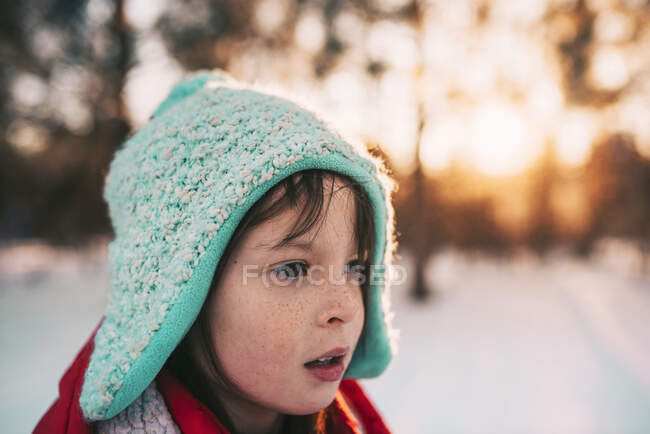 Retrato de uma menina sorridente de pé na neve — Fotografia de Stock
