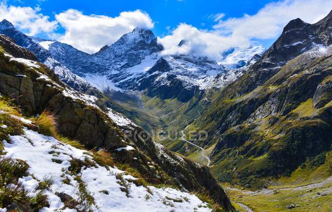 Paisaje del paso de montaña Susten, Alpes bereneses, Suiza - foto de stock