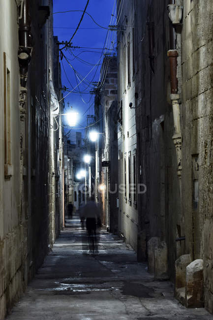 Les gens marchent dans la rue la nuit, village Zejtun, Malte — Photo de stock
