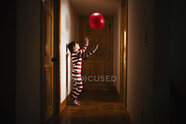 Mädchen steht im Flur und spielt mit einem riesigen Ball — Stockfoto