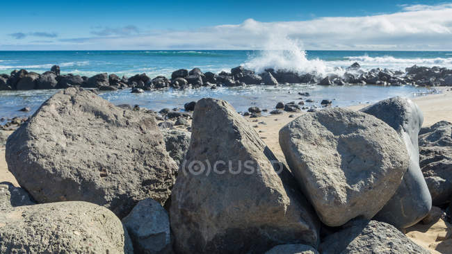 Хвилі гуркіт на пляжі, Маспаломас, Гран-Канарія, Канарські острови, Іспанія — стокове фото