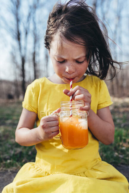 Дівчина насолоджується літнім напоєм — стокове фото