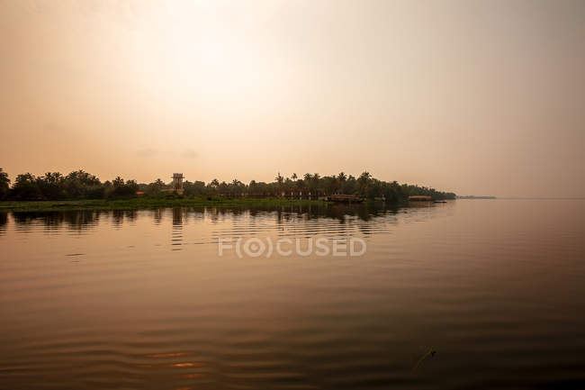 Vista panorámica del lago Vembanad, Kerala, India - foto de stock