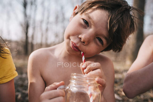Gros plan d'un garçon dégustant un verre d'été — Photo de stock