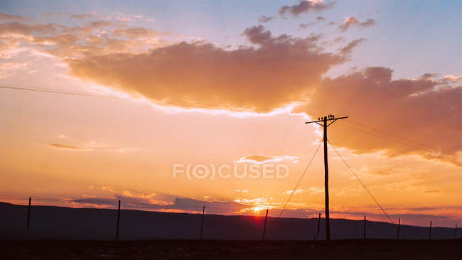 Vista panorámica de la silueta de líneas eléctricas al atardecer, Cabo Norte, Sudáfrica - foto de stock