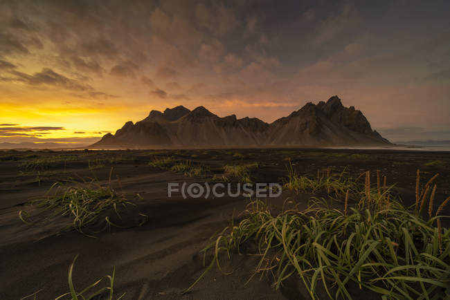 Malerischer Blick auf den Sonnenuntergang am vestrahorn, stokksnes, südöstliches Island — Stockfoto