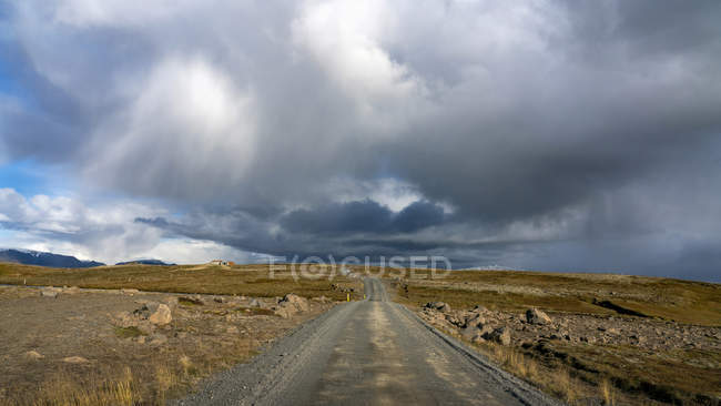 Мальовничий вид на грунтову дорогу через Національний парк Тінгвеллір, Ісландія — стокове фото