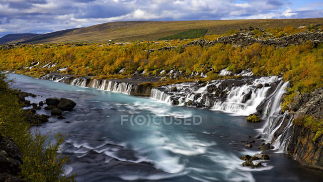 Vista panorâmica da cachoeira Hraunfossar, Borgarfjordur, oeste da Islândia — Fotografia de Stock