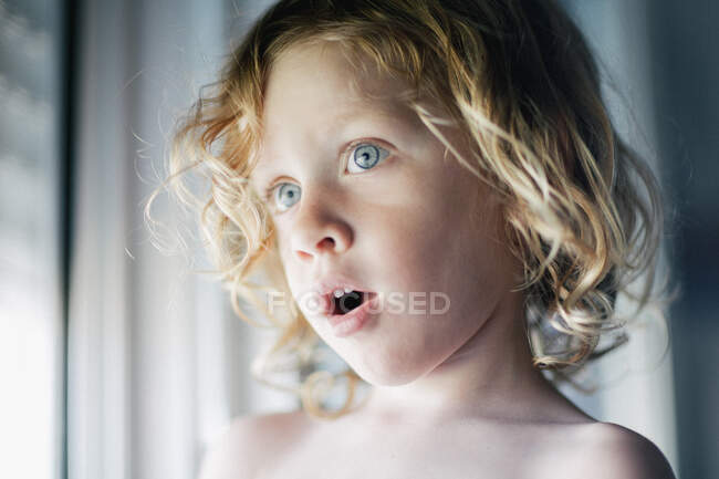 Close-up retrato de menino loiro surpreso — Fotografia de Stock