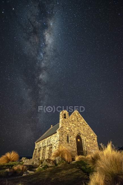 Via leitosa sobre a Igreja do Bom Pastor, Tekapo, South Island, Nova Zelândia — Fotografia de Stock