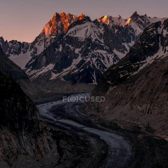 Vista panorámica de la carretera en el glaciar Mer de Glace, Mont Blanc, Alpes, Francia - foto de stock