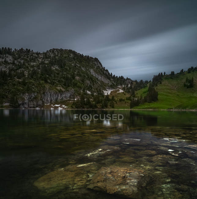 Vista panorámica del paisaje del lago Chrindi, Stockhorn, Berna, Suiza - foto de stock