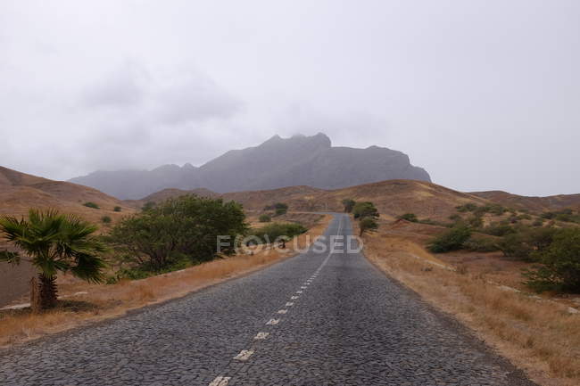 Scenic view of Empty road leading to mountains, Sao Vicente, Cape Verde — Stock Photo