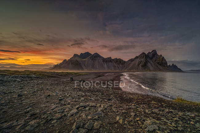 Scenic view of Sunset at Vestrahorn, Stoksnes, Southeastern Iceland — стоковое фото