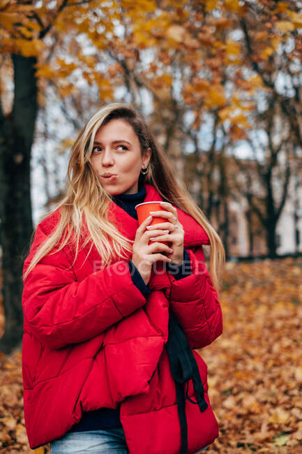 Donna in piedi in un parco con una bevanda calda, Bielorussia — Foto stock