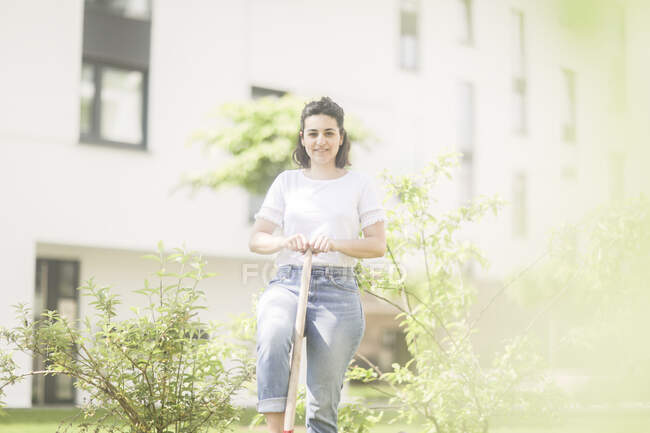 Smiling Woman digging in her garden — Stock Photo