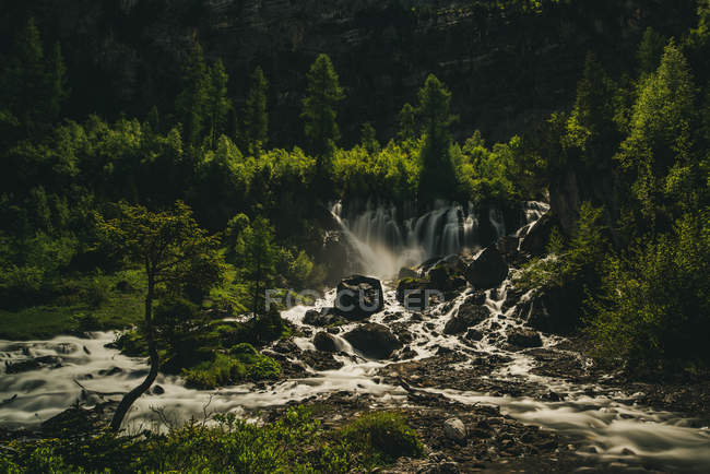 Vue panoramique sur la cascade, Lenk, Oberland Berennois, Berne, Suisse — Photo de stock