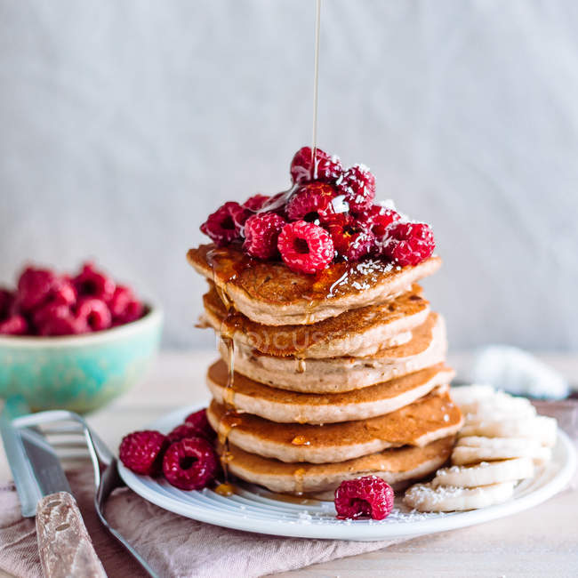 Stack of raspberry and maple syrup pancakes — Stock Photo