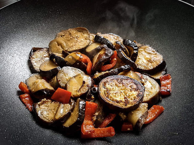 Beringela, pimenta vermelha e cebola salteada, vista de close-up — Fotografia de Stock