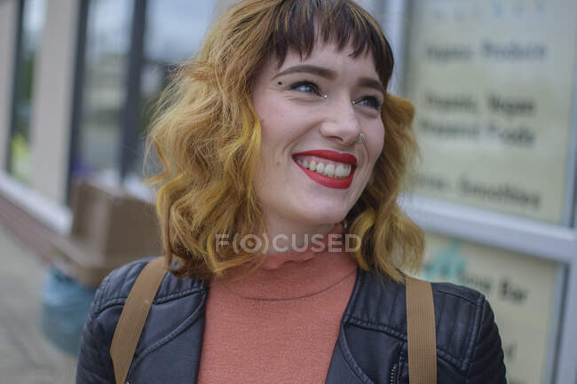 Портрет улыбающейся женщины с окрашенными волосами — стоковое фото