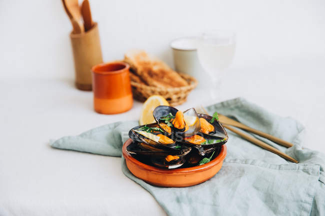 Steamed mussels with lemon and toast, closeup view — Stock Photo