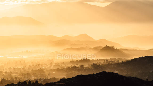 Vista brumosa del valle desde Mt Woodson al amanecer, Ramona, California, Estados Unidos - foto de stock
