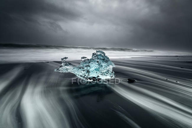 Formación de hielo en Diamond Beach, Islandia - foto de stock