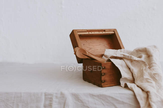 Holzkiste mit Küchenutensilien und einer Leinen-Serviette — Stockfoto
