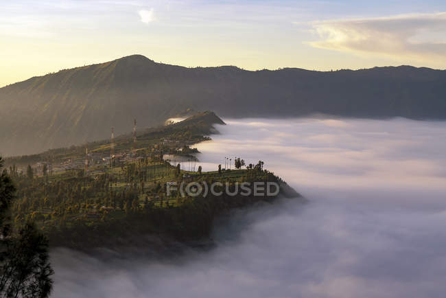 Niedrige Wolken im Dorf Cemoro Lawang bei Sonnenaufgang. bromo tengger semeru nationalpark, ostjava, indonesien — Stockfoto