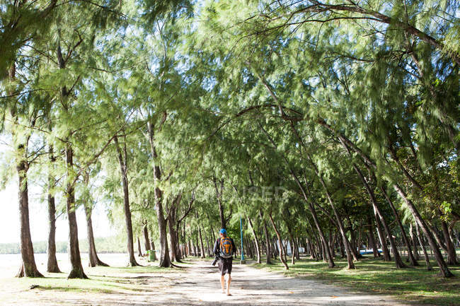 Mann spaziert am Strand entlang, grand baie, mauritius — Stockfoto