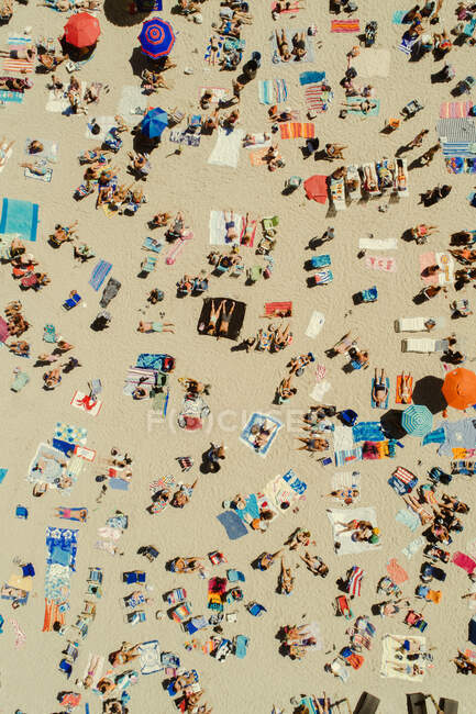 Vista aérea de una playa llena de gente el 4 de julio, Jersey Shore, Nueva Jersey, Estados Unidos - foto de stock