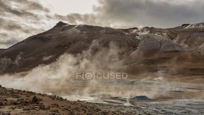 Vista panorámica de las piscinas de lodo geotermales de Hverir, noreste de Islandia - foto de stock