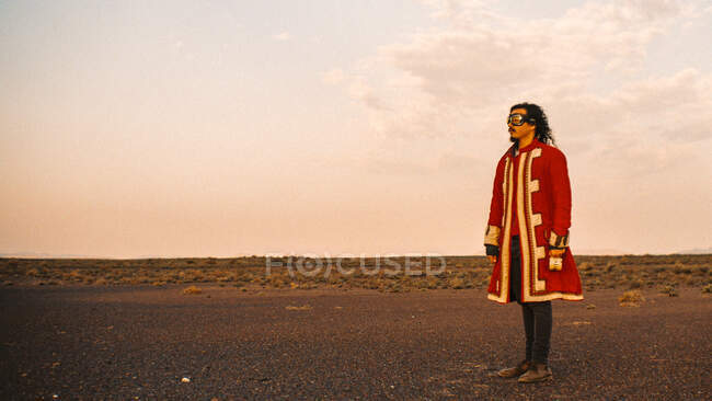 Uomo vestito in costume da travestimento indossando occhiali nel deserto, Capo Nord, Sud Africa — Foto stock