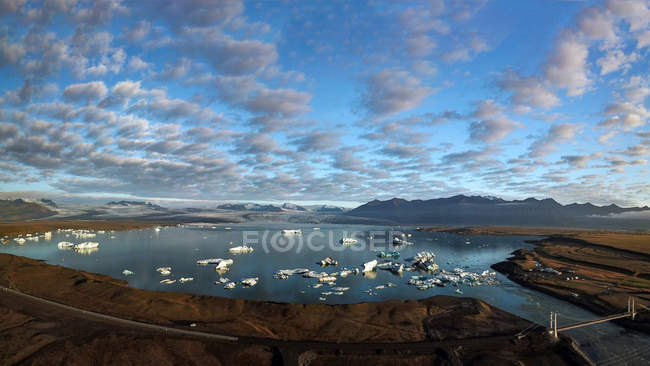 Vista panorámica de la Laguna Glaciar Jokulsarlon, Sureste de Islandia - foto de stock
