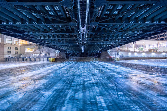 Vista panorámica de Urban Bridge Over Frozen river, Chicago, America, USA - foto de stock