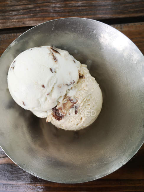 Мороженое в металлической миске, вид сверху — стоковое фото