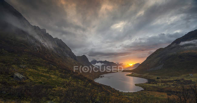 Vista panorámica del paisaje de otoño, Vareid, Flakstad, Lofoten, Nordland, Noruega - foto de stock