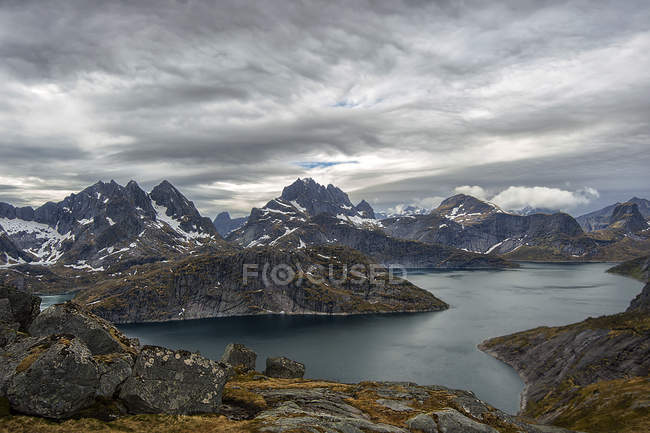 Vista panorámica del lago Solbjornvatnet, Moskenes, Flakstad, Nordland, Lofoten, Noruega - foto de stock