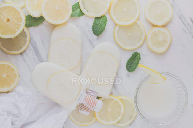 Lemon ice lollies with fresh lemon and mint — Stock Photo